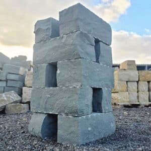Steinturm Sockel aus Naturstein f&uuml;r Grundst&uuml;cksbegernzung Naturgarten Gartenbau Steine kaufen bei Bollerrocks gr&ouml;&szlig;ter H&auml;ndler mit Lagerware