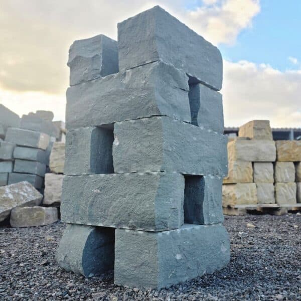 Steinturm Sockel aus Naturstein für Grundstücksbegernzung Naturgarten Gartenbau Steine kaufen bei Bollerrocks größter Händler mit Lagerware
