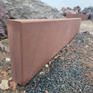 Terrasse Einfassen Terrassenboden Rasenkante mit Sandstein Kantenstein Galabau Gartenplanung nat&uuml;rliche Baustoffe