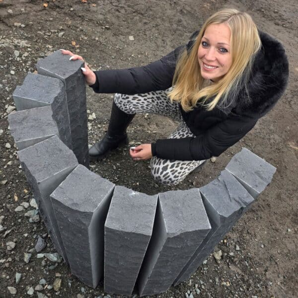 schöne Grundstücks Einfassungen mit Basalt Palisaden Naturgarten Mülltonnenplatz einrahmen Trennwand