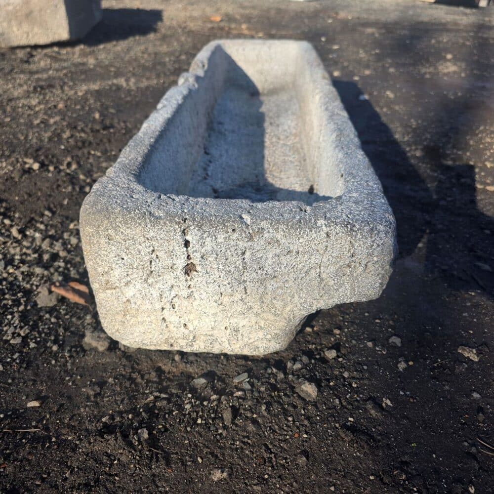 Basalt Pflanztrog als hochwertiges Gestaltungselement für moderne Außenanlagen mit Struktur Fulda Marburg