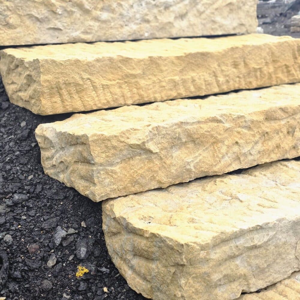 Gartentreppe Blockstufe aus Sandstein handgerichtet für Hangbefestigung und Außenbereiche