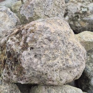 grauer Mauerstein Natursteinmauer Gartenmauer Tuffstein antik f&uuml;r Trockenmauer Hanggestaltung und naturnahe Au&szlig;enbereiche Bayreuth Hof