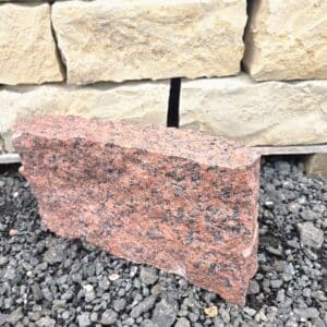 Granit Kantenstein rot auf Lager Selbstabholer oder Lieferung nat&uuml;rliche Baustoffe kaufen bei Bollerrocks
