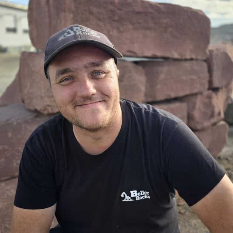 Niklas Maid Verladung und Verpacken von Natursteinen bei Bollerrocks